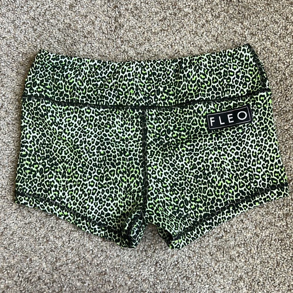 Fleo shorts size small